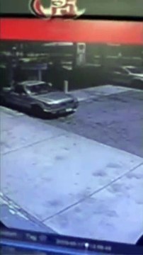 Un chauffeur de camion empêche un vol de voiture d'une façon dingue