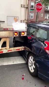 Ce chauffeur poids-lourd veut absolument passer dans une petite rude de New York