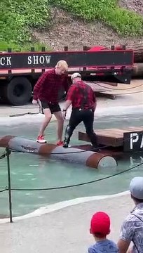 Concours de buche roulante dans la rivière... Jeu risqué