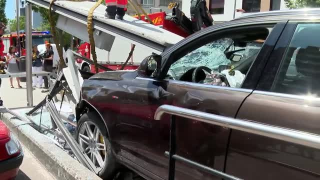 Cuatro personas heridas en el choque de un coche contra una marquesina en Vigo