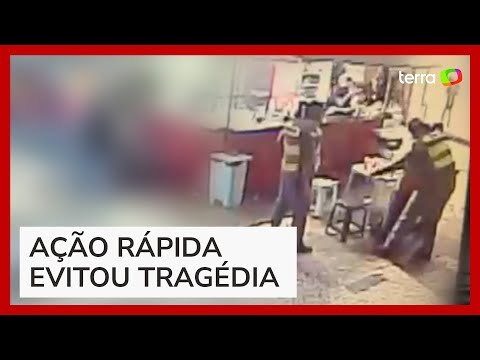 Idosa engasga com pastel e é salva por policiais militares em SP
