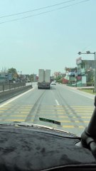 La cargaison non sécurisée du camion vacille précaire