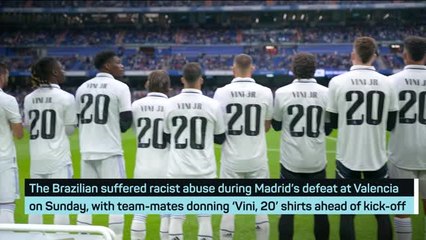 Télécharger la video: Madrid and Vallecano show support for Vinicius Junior ahead of kick-off