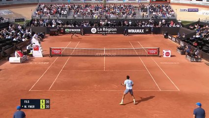 Fou de rage, Michael Ymer fracasse sa raquette sur la chaise de l’arbitre, et se fait disqualifier