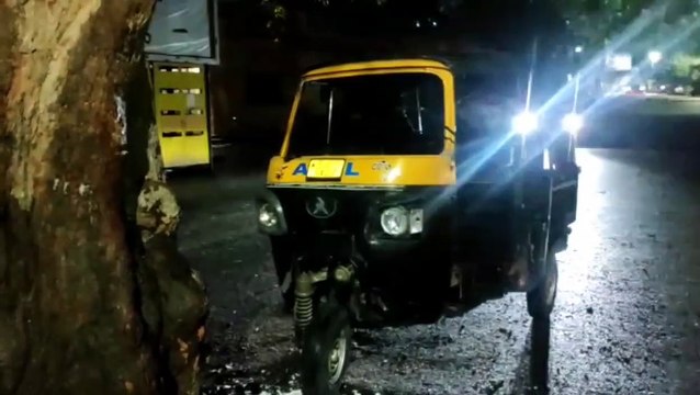 देर रात...पेड़ से टकराई बाइक, युवक की मौत, ऑटो रिक्शा चालक घायल