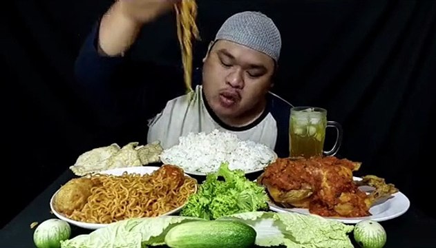 Mukbang 4 pieces of fried noodles, fried egg, fried spicy chicken, cabbage, eggplant, rice, iced tea