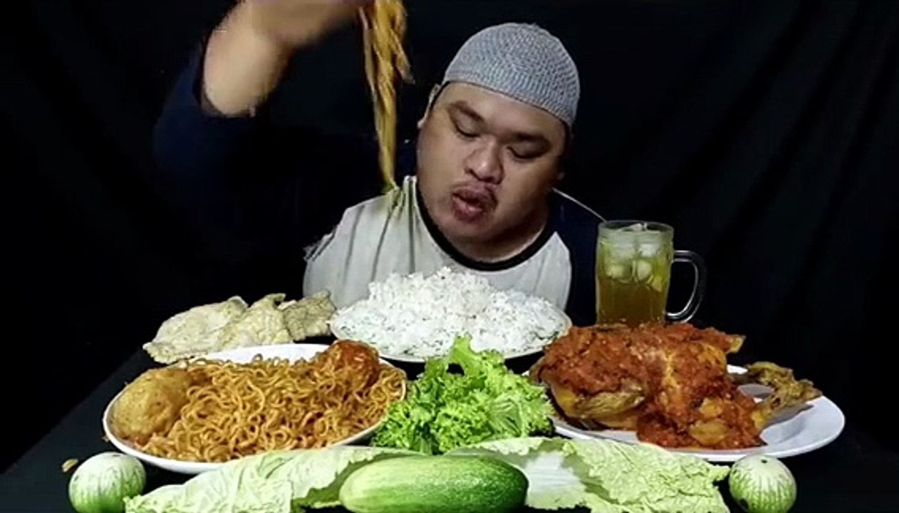 Mukbang 4 pieces of fried noodles, fried egg, fried spicy chicken, cabbage, eggplant, rice, iced tea