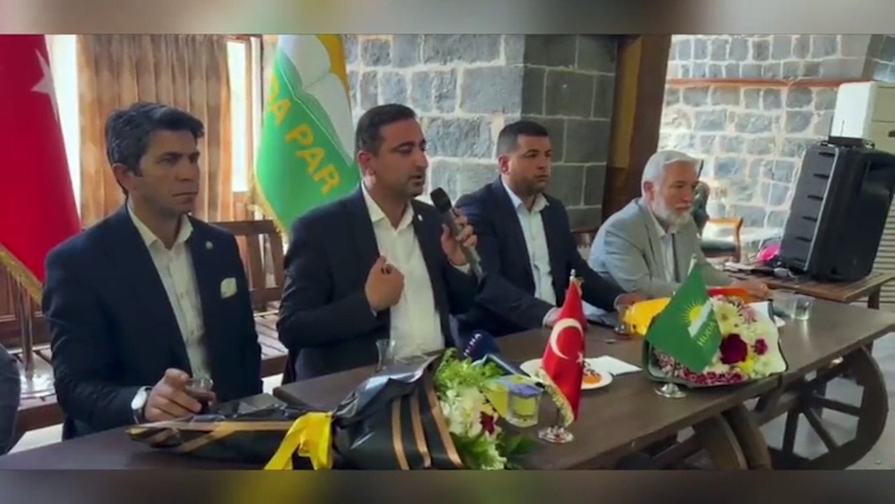 HÜDAPAR Genel Başkan Yardımcısı, Parti Sözcüsü ve Batman Milletvekili olan Serkan Ramanlı, bu konuda yaptığı açıklamada “Meclis yemin metninin doğru bir metin olduğunu düşünmüyoruz. Yemin metni değişmeli.” dedi.