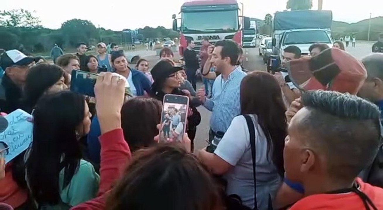 El fiscal Pablo Rivero conversa con los docentes autoconvocados en el corte de ruta