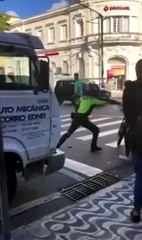 VÍDEO: Mulheres agridem agente de trânsito após apreensão de motocicleta com irregularidades