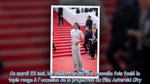 Cannes 2023  Tina Kunakey illumine le tapis rouge en solo dans une longue robe blanche