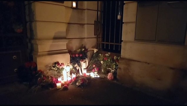 Flores y velas para Tina Turner en Hollywood y frente a su casa en Suiza
