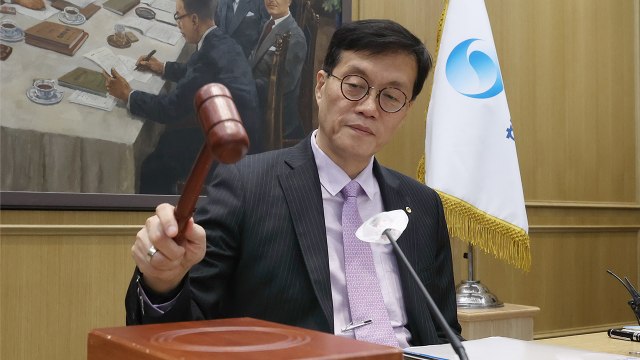 한은, 3연속 기준금리 동결... 긴축 유지 적절 / YTN