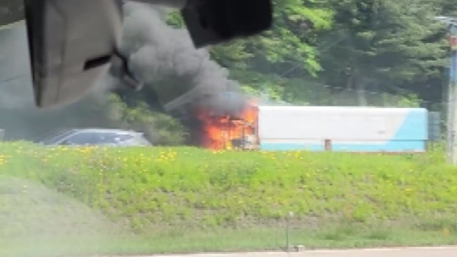 영동고속도로 달리던 화물차 불...일대 도로 통제 / YTN