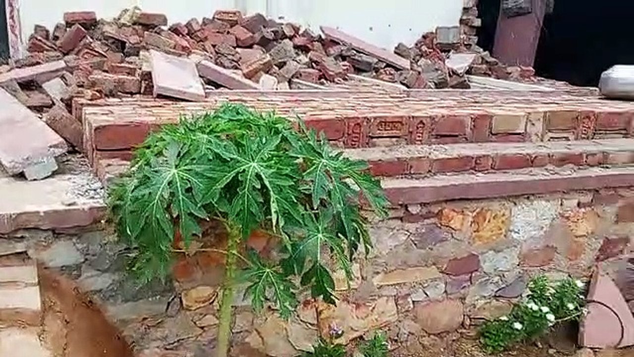 बारिश से 8 डिग्री लुढका पारा, आंधी में उड़े टीन टप्पर