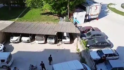 Canını kurtarmak isteyen dana mezbahadan kaçıp emlakçı dükkanına daldı