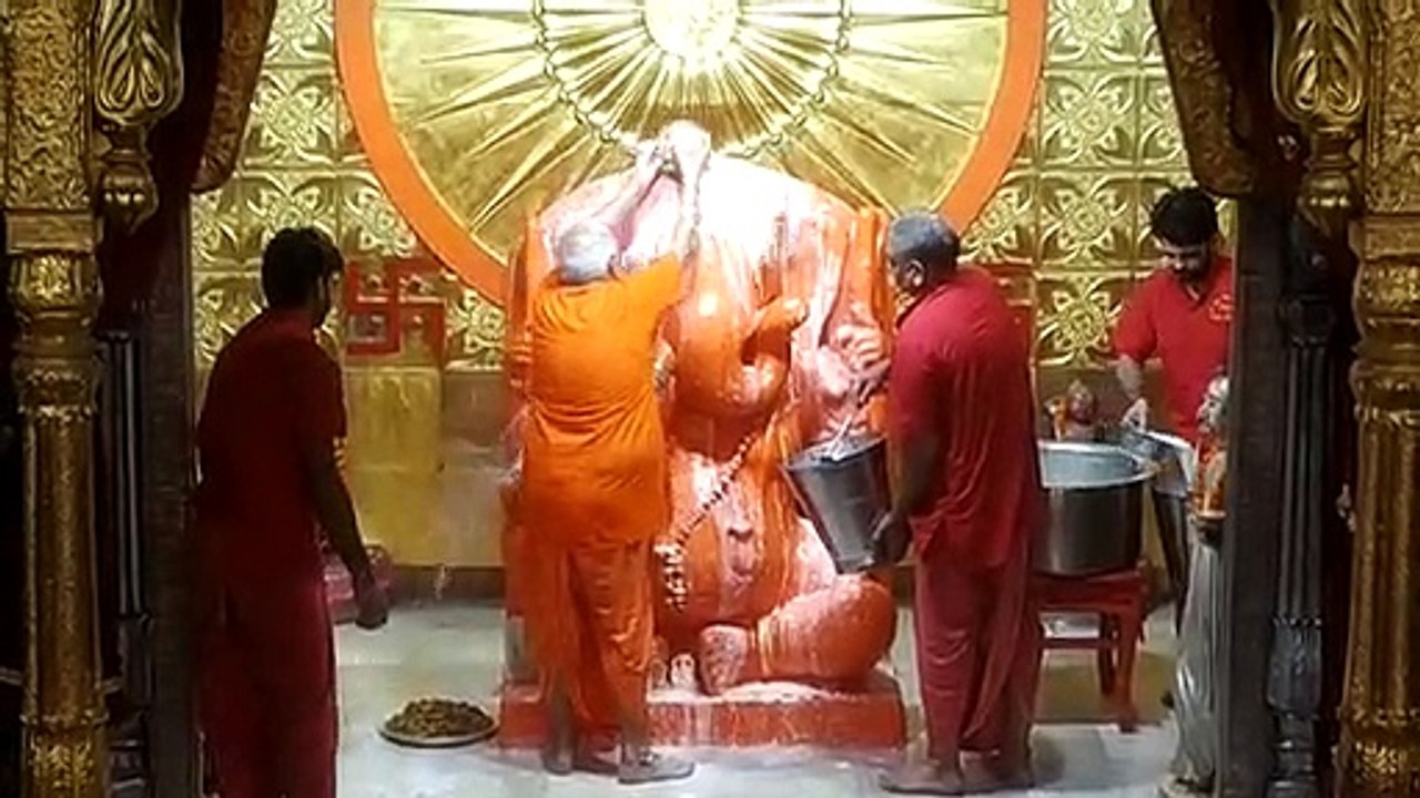 गणपति का पुष्याभिषेक: श्रद्धालुओं को रक्षा सूत्र बांधकर वितरित की हल्दी की गांठ, देखें वीडियो