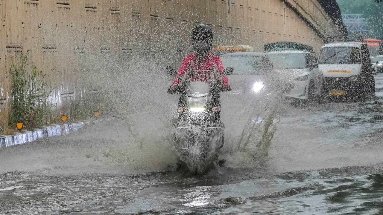 Aaj Ka Mausam: दिल्ली-NCR में मौसम ने ली करवट, आज भी होगी बरसात, जानिए IMD का अपडेट