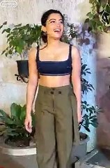 Srivalli girl Rashmika Mandanna aayi movie dekhne End mein gaadi ke baahar fans ki bh