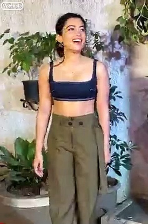 Srivalli girl Rashmika Mandanna aayi movie dekhne End mein gaadi ke baahar fans ki bh