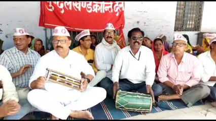 Video : झांसी में पेयजल के लिए लोग परेशान, गाने-बजाने के साथ किया विरोध प्रदर्शन