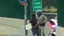 Bons samaritanos salvam polícia de trânsito de desacato na estrada