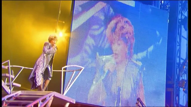 Tina Turner - We Don't Need Another Hero (Live at Wembley 2000)