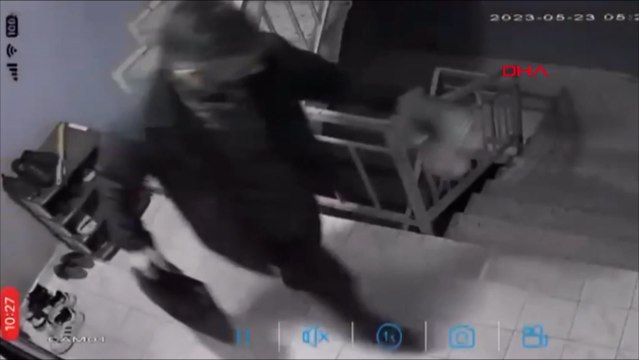 Güvenlik kamerasını fark eden şüpheli, çaldığı ayakkabıları yerine koydu