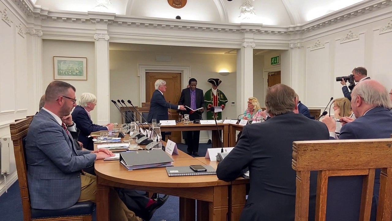 Deputy Mayor of Farnham reads declaration