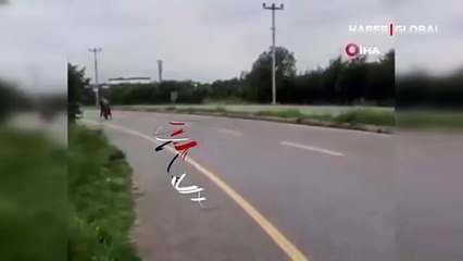 Ölüme meydan okudu! Motosikletli gencin tehlikeli oyunu kamerada