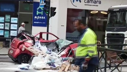 Resulta ilesa tras caer encima de su coche un palé con material de construcción