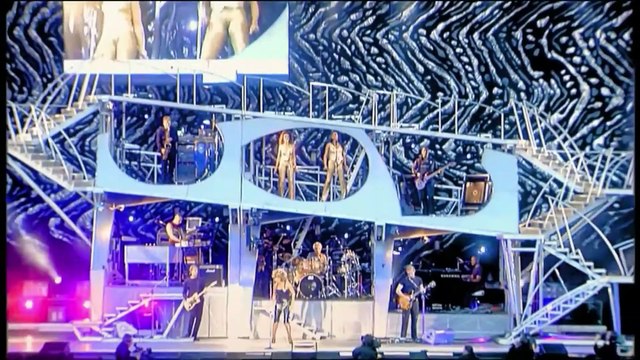 Tina Turner chante River Deep Mountain High en live à Wembley (2000)