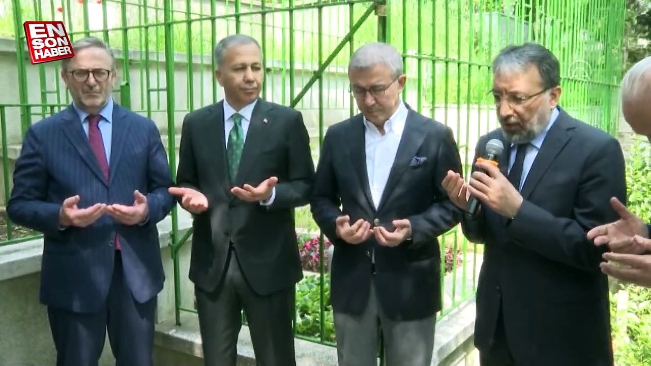 Necip Fazıl Kısakürek vefatının 40. yılında kabri başında anıldı