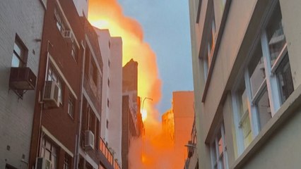 Tải video: Australie : un impressionnant incendie ravage un immeuble de Sydney et s’étend à d’autres bâtiments