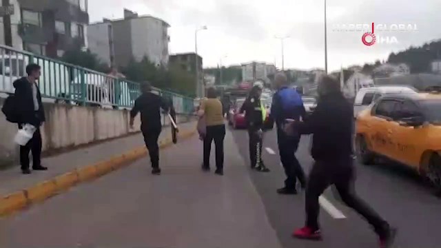 Beton bariyerlere sıkışan kedi için trafiği durdurdular: Helal olsun size