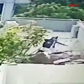 Tır üst geçide çarpınca 4,5 metreden aşağı düşen 11 yaşındaki çocuk ölümden döndü