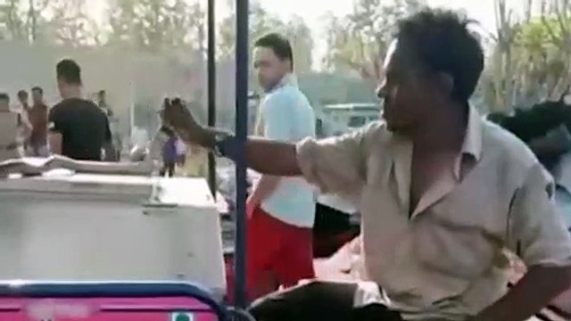 Mide bulandıran anlar! Canlı yılanın kafasını kopartıp çiğ çiğ yedi... Saniye saniye kaydedilip paylaşıldı