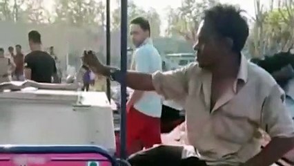 Mide bulandıran anlar! Canlı yılanın kafasını kopartıp çiğ çiğ yedi... Saniye saniye kaydedilip paylaşıldı