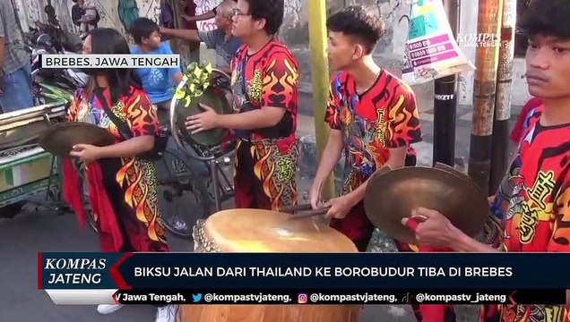 Biksu Jalan Kaki dari Thailand ke Candi Borobudur