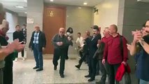 Cumhurbaşkanı Erdoğan'ın kendisine dava açtığı HKP Genel Başkanı Nurullah Efe Ankut, mahkeme salonuna böyle giriş yaptı