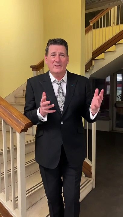 Tony Hadley (Spandau Ballet) e Faso: un pezzo con i giovani pazienti dell'Istituto tumori