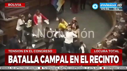 ¡Tremenda batalla campal en medio del recinto!