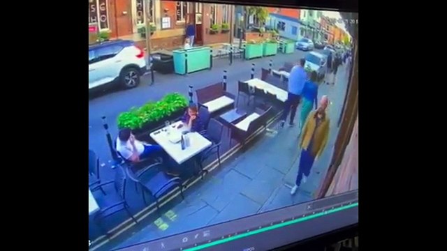 Il pensait être tranquille pour son dîner romantique au restaurant