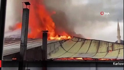 Karlıova'da Pasajın Çatısı Alevlere Teslim Oldu