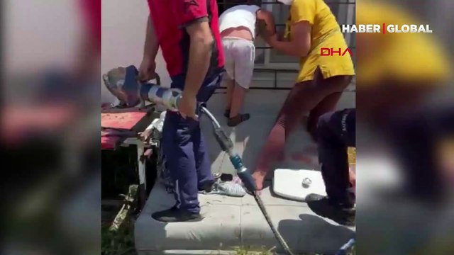 Küçük çocuğun zor anları... Pencere demirlerine başı sıkıştı