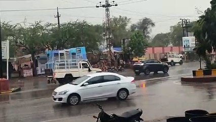 मौसम के तीन रंग: गर्मी, आंधी, बारिश के बाद चमकी बिजली