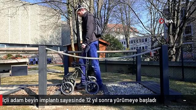 Felçli adam beyin implantı sayesinde 12 yıl sonra yürümeye başladı