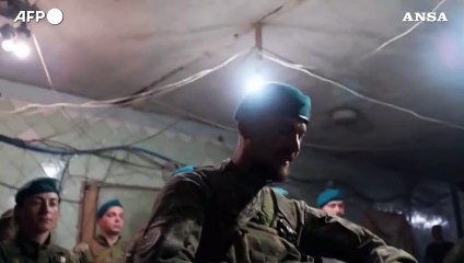 Zelensky visita il fronte di Donetsk e consegna premi alle truppe