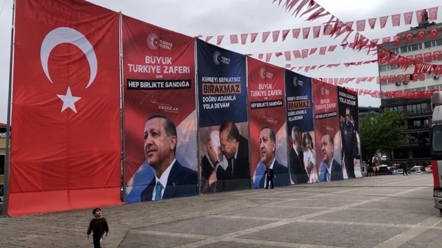 Seçim kurulu kararına rağmen Erdoğan’ın Türk bayraklı afişlerini kaldırmadılar