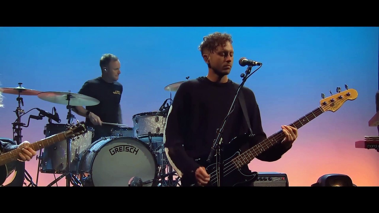 OneRepublic chante son tube "I Ain't Worried" en live